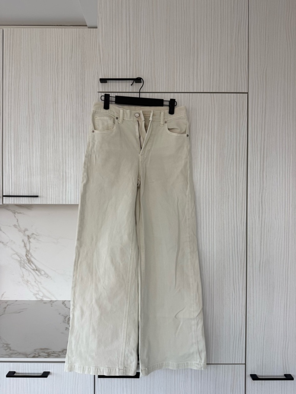 GAP Wide-Leg Jeans in Cream